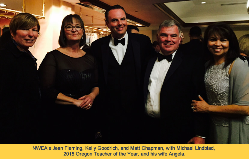 NWEA的Jean Fleming, Kelly Goodrich，和Matt Chapman，与Michael Lindblad, 2015俄勒冈年度教师，和他的妻子Angela。